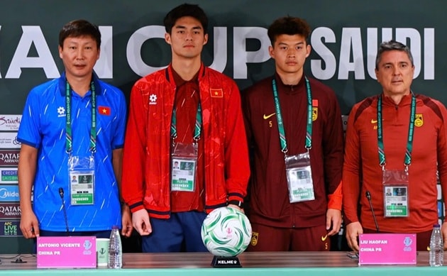 Liu Haofan tham dự họp báo trước trận gặp U23 Việt Nam.