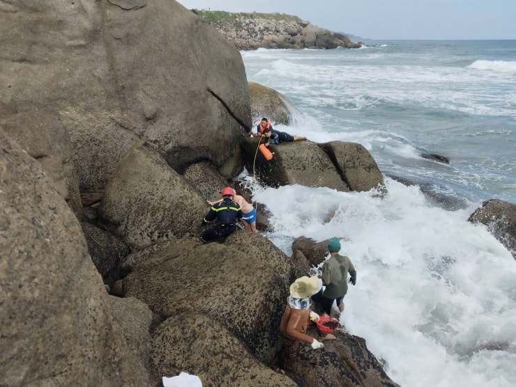 Lực lượng cứu hộ đưa du khách lên bờ an toàn.