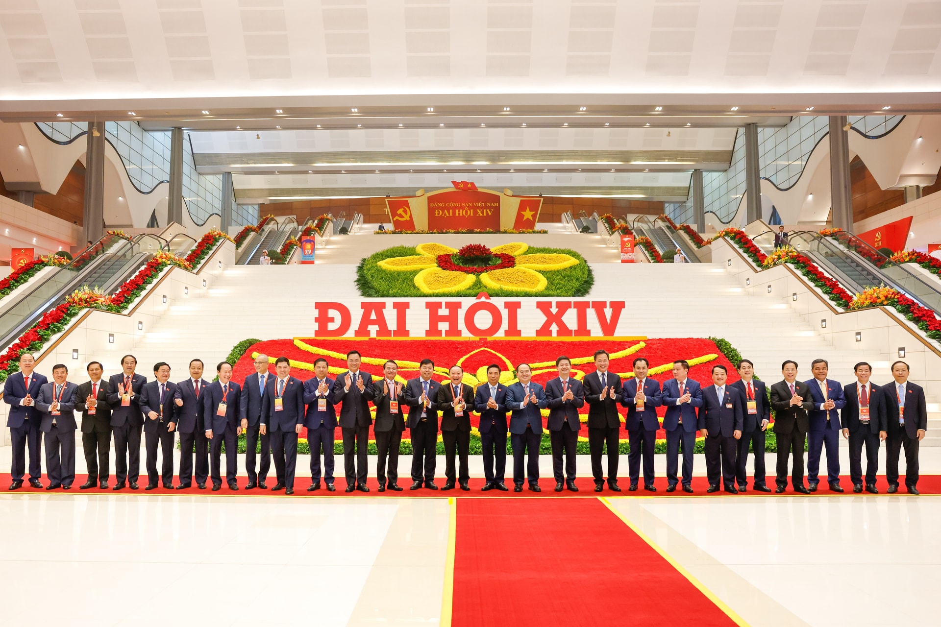 Bí thư Thành ủy Đà Nẵng Lê Ngọc Quang (thứ 11, bên trái sang) và các đại biểu tham dự Đại hội lần thứ XIV của Đảng. Ảnh: NGỌC PHÚ