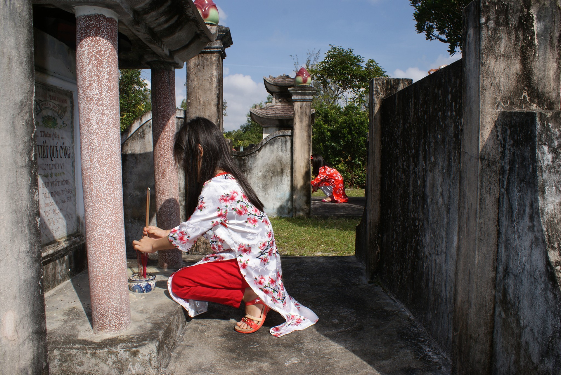 فرزندان و نوه‌ها از مزار اجداد خود دیدن می‌کنند (1)