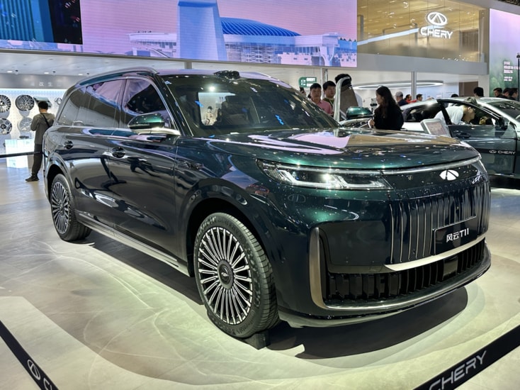 Thiết kế đầu xe Chery T1T với lưới tản nhiệt lớn và cụm đèn pha hai tầng hiện đại