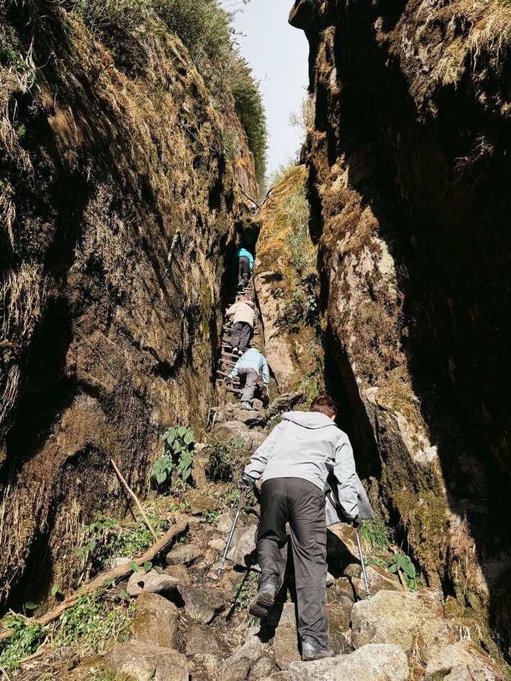 Người leo núi phải vượt qua nhiều đoạn đá hiểm trở, những khe dốc gần như thẳng đứng.