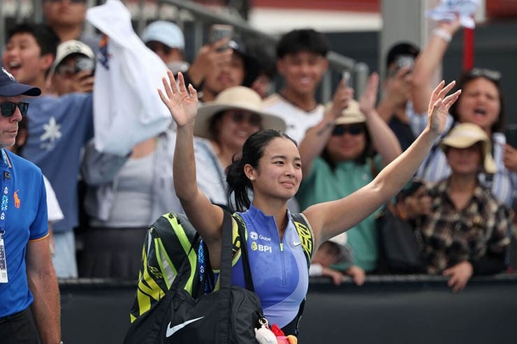 Tay vợt Alexandra Eala thi đấu dưới sự cổ vũ nồng nhiệt của khán giả Philippines tại Australian Open
