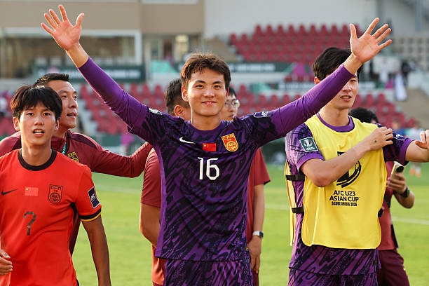 Li Hao tập luyện kỹ năng bắt phạt đền từ sớm