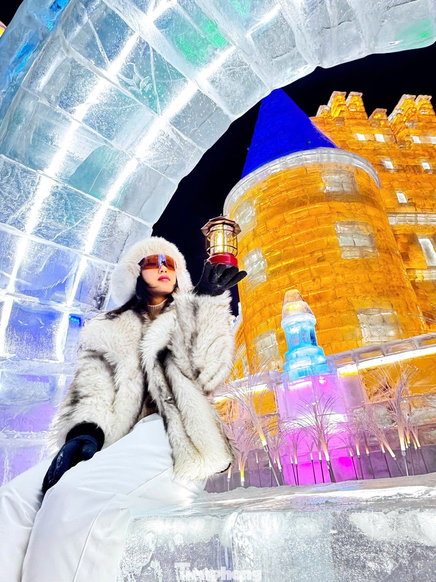 Du khách phấn khích trước vẻ đẹp kỳ vĩ của thế giới băng tuyết