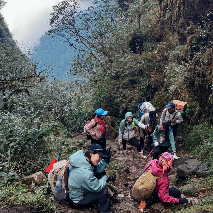 Porter địa phương dẫn đường và mang vác hành lý cho khách trekking.