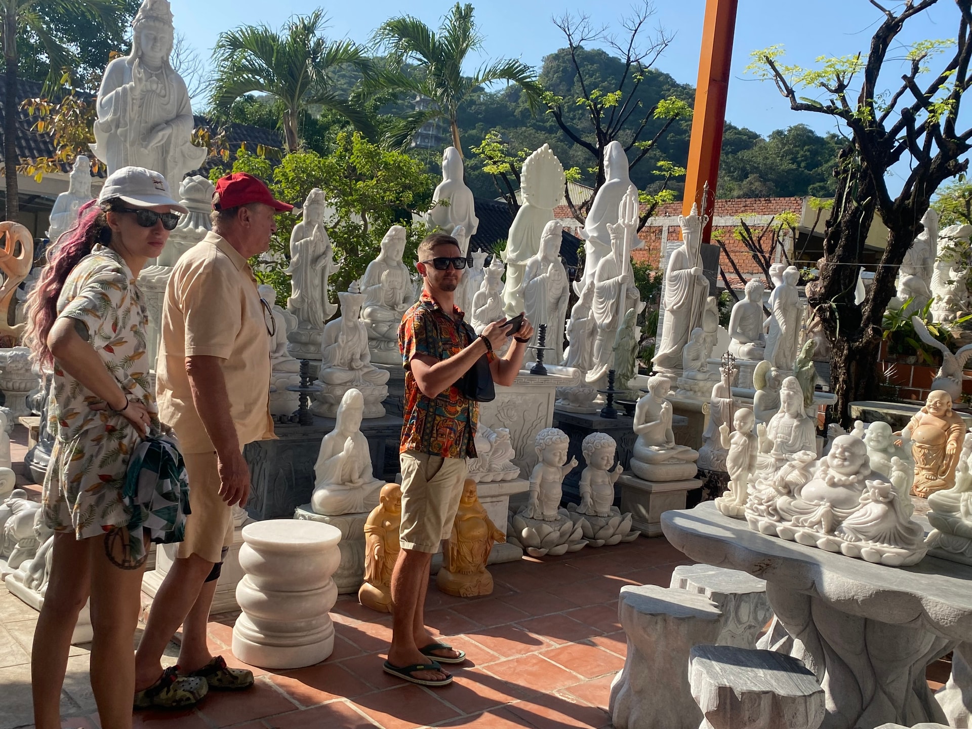 Du khách nước ngoài tham quan làng đá mỹ nghệ Non Nước. Ảnh: VĨNH LỘC
