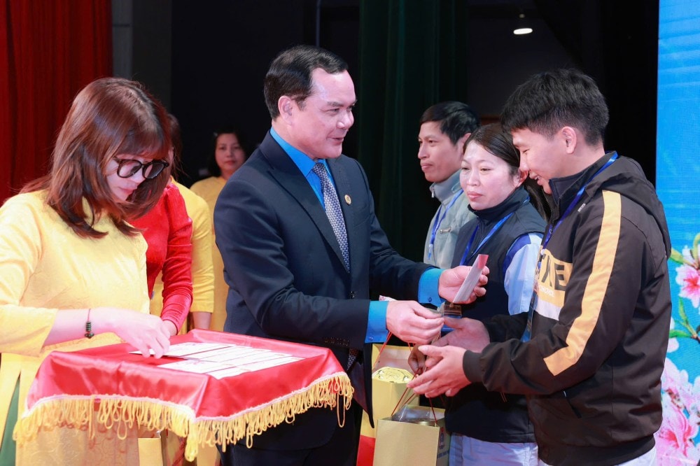 Đồng chí Nguyễn Đình Khang – Ủy viên Trung ương Đảng, Phó Chủ tịch Ủy ban Trung ương MTTQ Việt Nam, Bí thư Đảng ủy, Chủ tịch Tổng LĐLĐVN trao quà, động viên người lao động có hoàn cảnh khó khăn. Ảnh: Hải Nguyễn