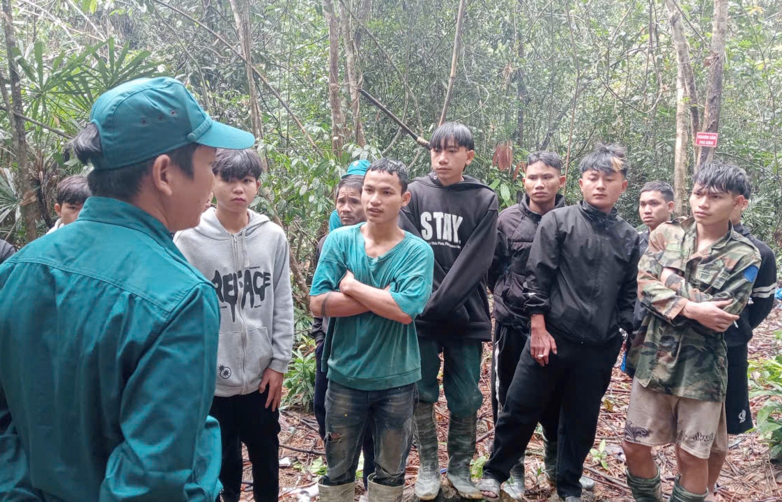 Nhóm đối tượng thực hiện hành vi thăm dò khoáng sản vàng tại khu vực Xai Chức, xã Quế Phước khi bị lực lượng chức năng phát hiện vào ngày 9_1_2025