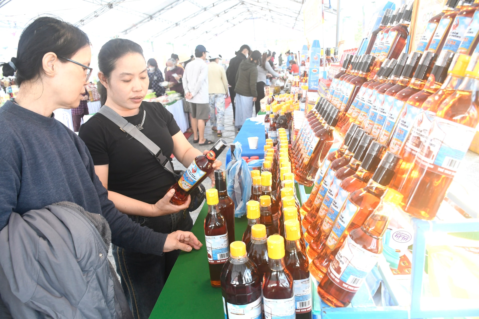 Rybí omáčka Da Nang si upevnila svou pozici na trhu a je dobře přijímána spotřebiteli. Foto: QUANG VIET