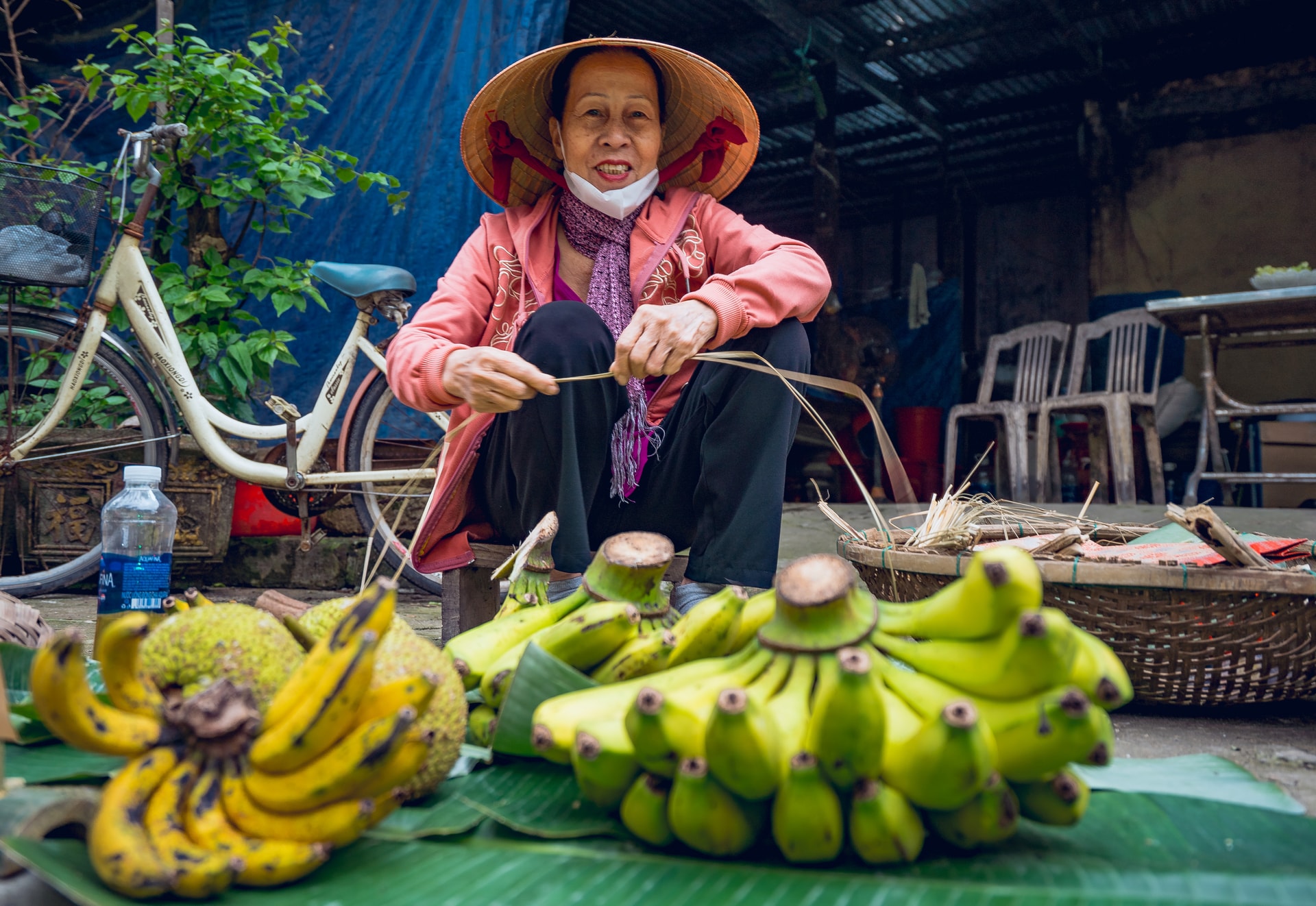 Sản vật nhà trồng được mang ra chợ