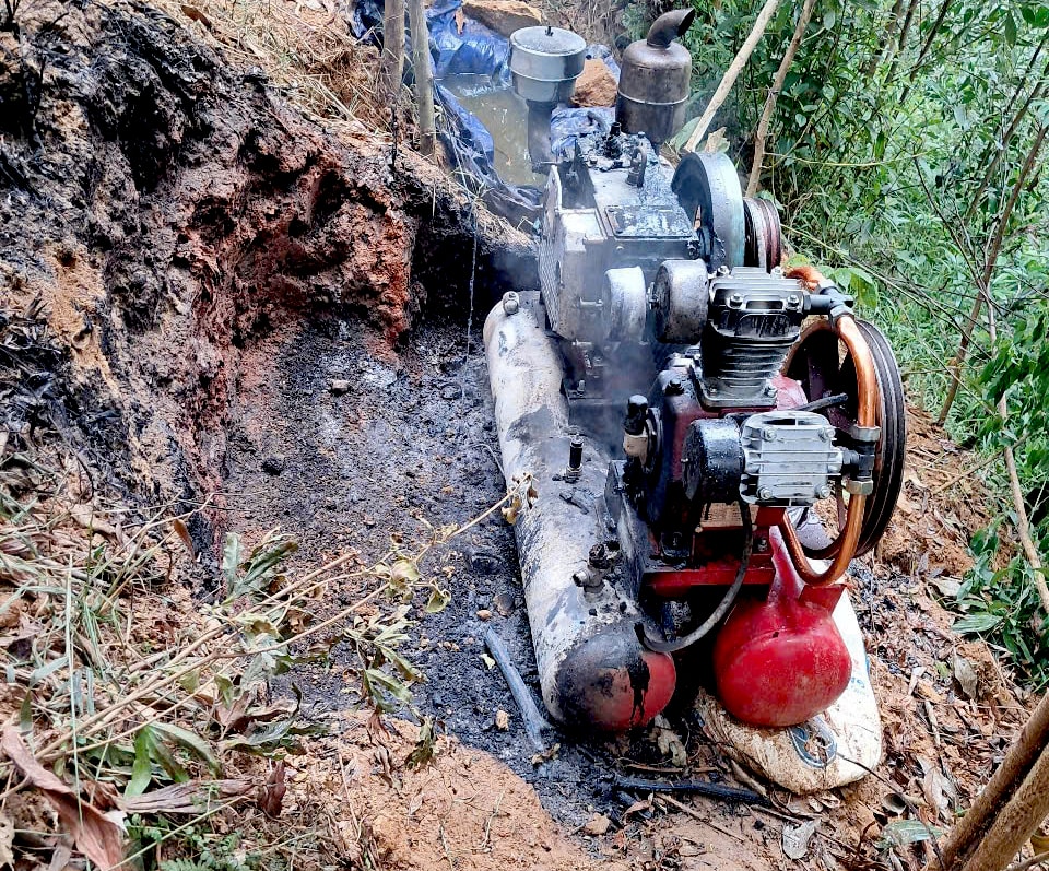 Thiết bị máy móc của các đối tượng khai thác vàng trái phép tại xã Lãnh Ngọc bị lực lượng chức năng phá hủy