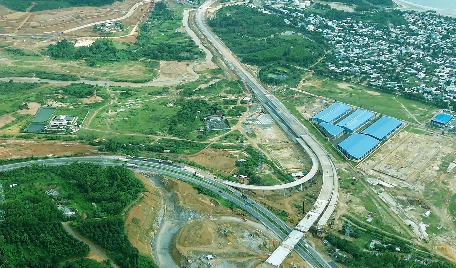 cang-bien-lien-chieu-da-nanghoai-son12jpg-1768811451100.jpg
