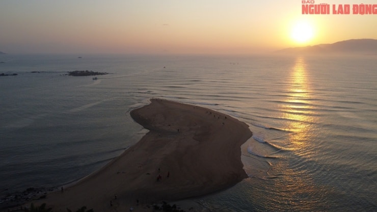 Du khách tham quan và chụp ảnh tại cồn cát mới nổi ở Nha Trang