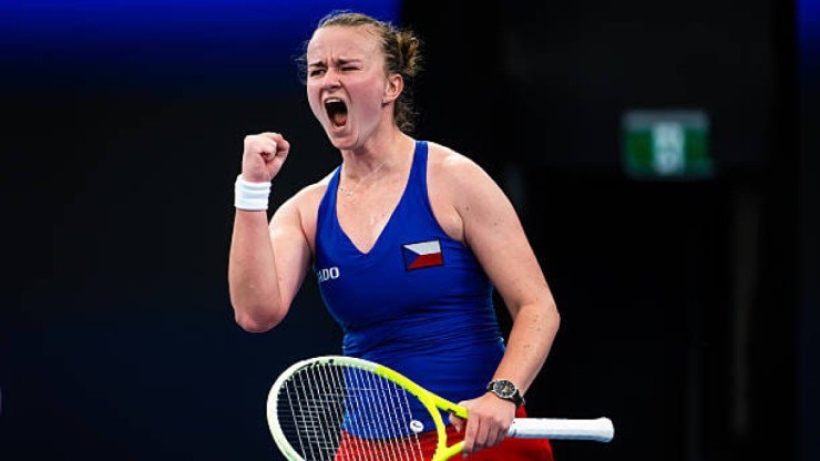 Barbora Krejcikova không thể duy trì lợi thế trước Diana Shnaider do vấn đề thể lực