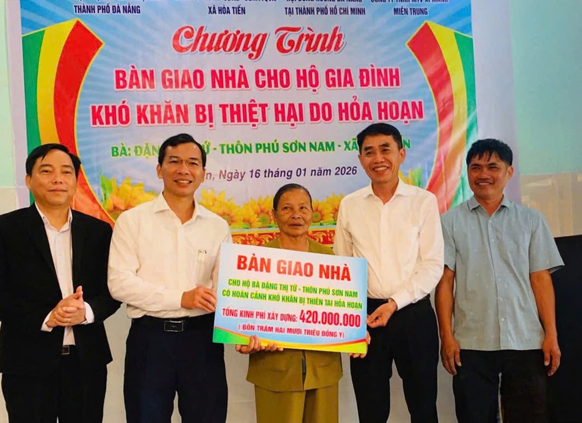 Lãnh đạo xã Hòa Tiến bàn giao “Ngôi nhà Nghĩa tình” cho bà Đặng Thị Tứ. Ảnh: V.D