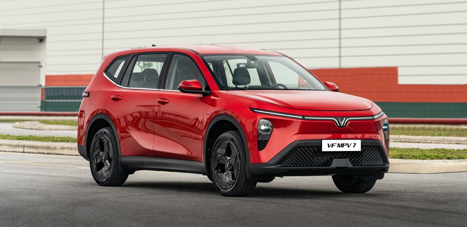 Thiết kế hông xe VinFast VF MPV 7 với mâm hợp kim 19 inch