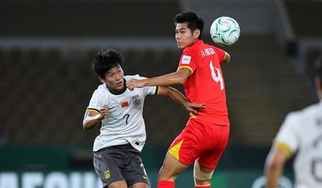 Hàng thủ U23 Việt Nam rơi vào thế bị động sau khi mất đi trụ cột Hiểu Minh.