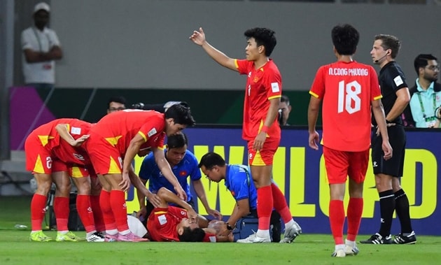 Trung vệ Nguyễn Hiểu Minh gặp chấn thương nặng trong trận đấu với U23 Trung Quốc.