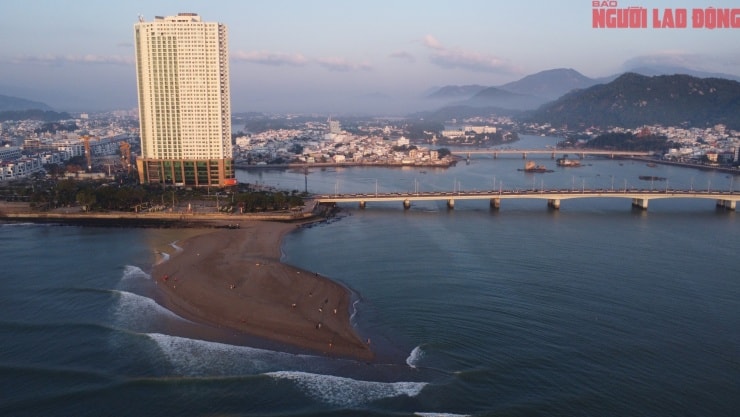 Cồn cát khổng lồ xuất hiện tại cửa biển Nha Trang sau đợt mưa lũ