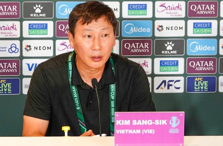 HLV Kim và các học trò tạm quên nỗi buồn thất bại để hướng đến trận tranh hạng 3.