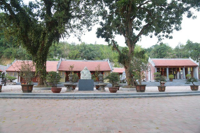 Cận cảnh ngôi chùa nằm dưới chân núi Chương Sơn ở Ninh Bình