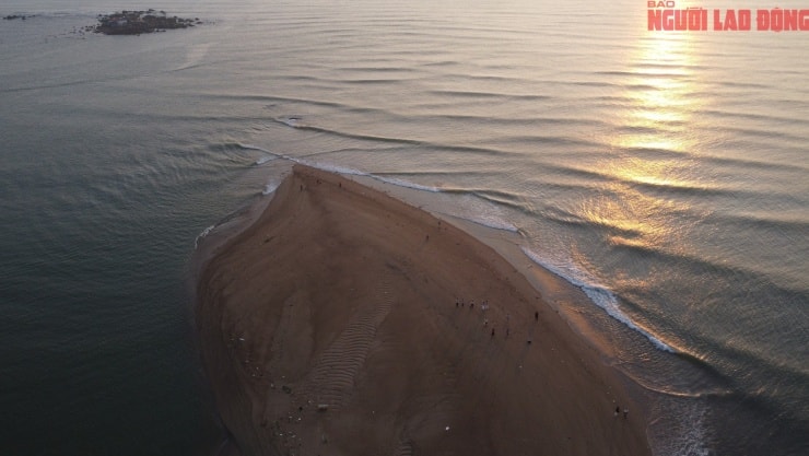 Toàn cảnh dải cát bồi nhìn từ phía biển Nha Trang