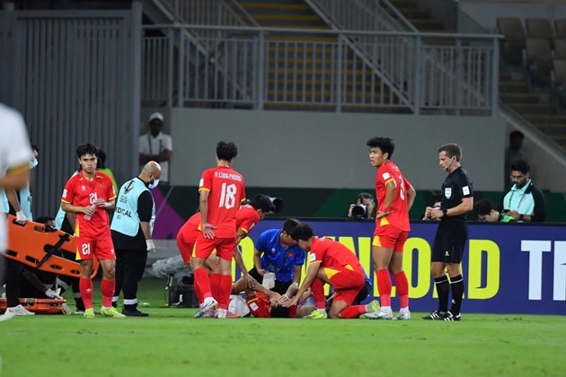 Trung vệ Hiểu Minh gặp chấn thương khiến hệ thống phòng ngự U23 Việt Nam mất phương hướng.