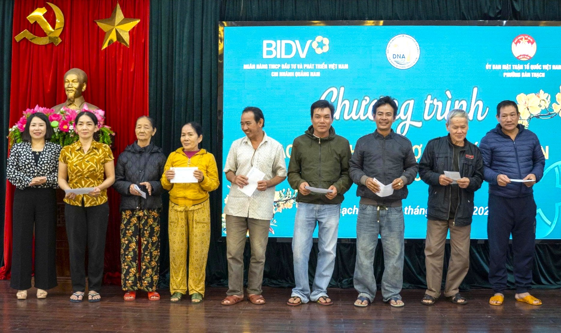 Die Organisatoren überreichten Bedürftigen im Stadtteil Ban Thach Geschenke. Foto: THU TUYET