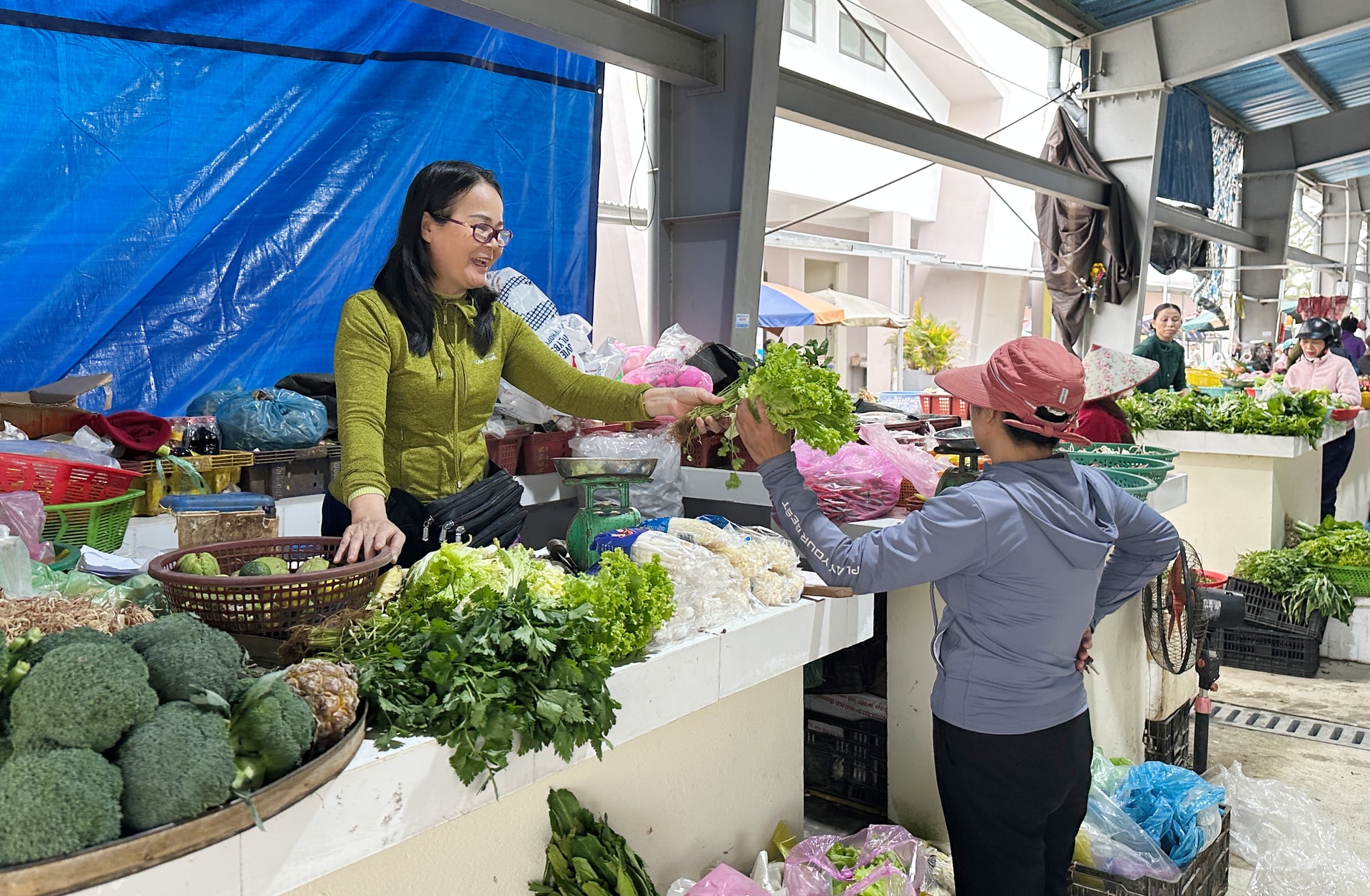Frau Ho Thi Thuy Hong freute sich sehr, ihr Geschäft auf dem neuen Chien Dan Markt eröffnen zu können.