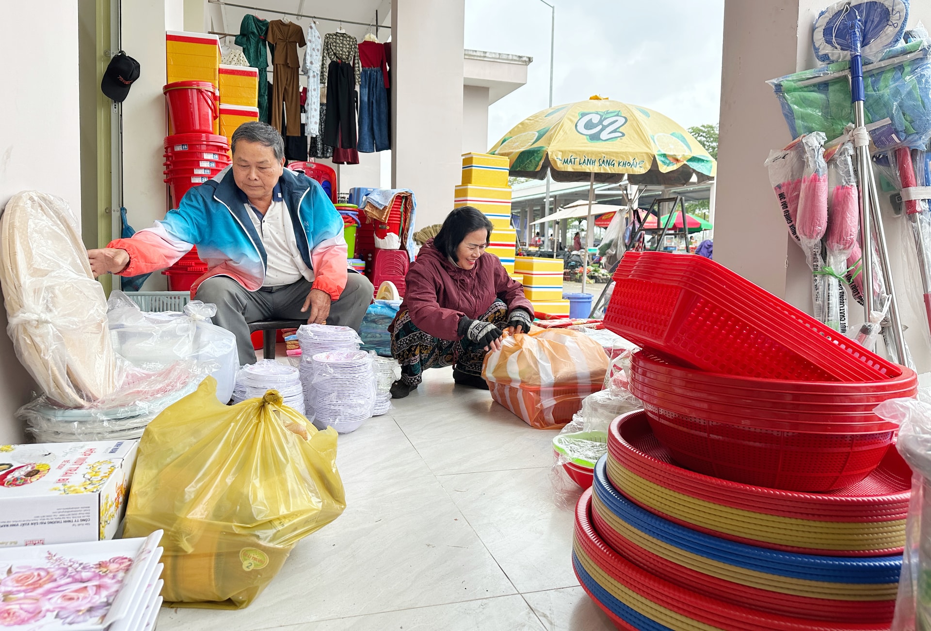 Kleinhändler auf dem Chien Dan Markt erhalten Unterstützung bei der Registrierung ihrer Unternehmen, um die Einhaltung der gesetzlichen Bestimmungen zu gewährleisten.