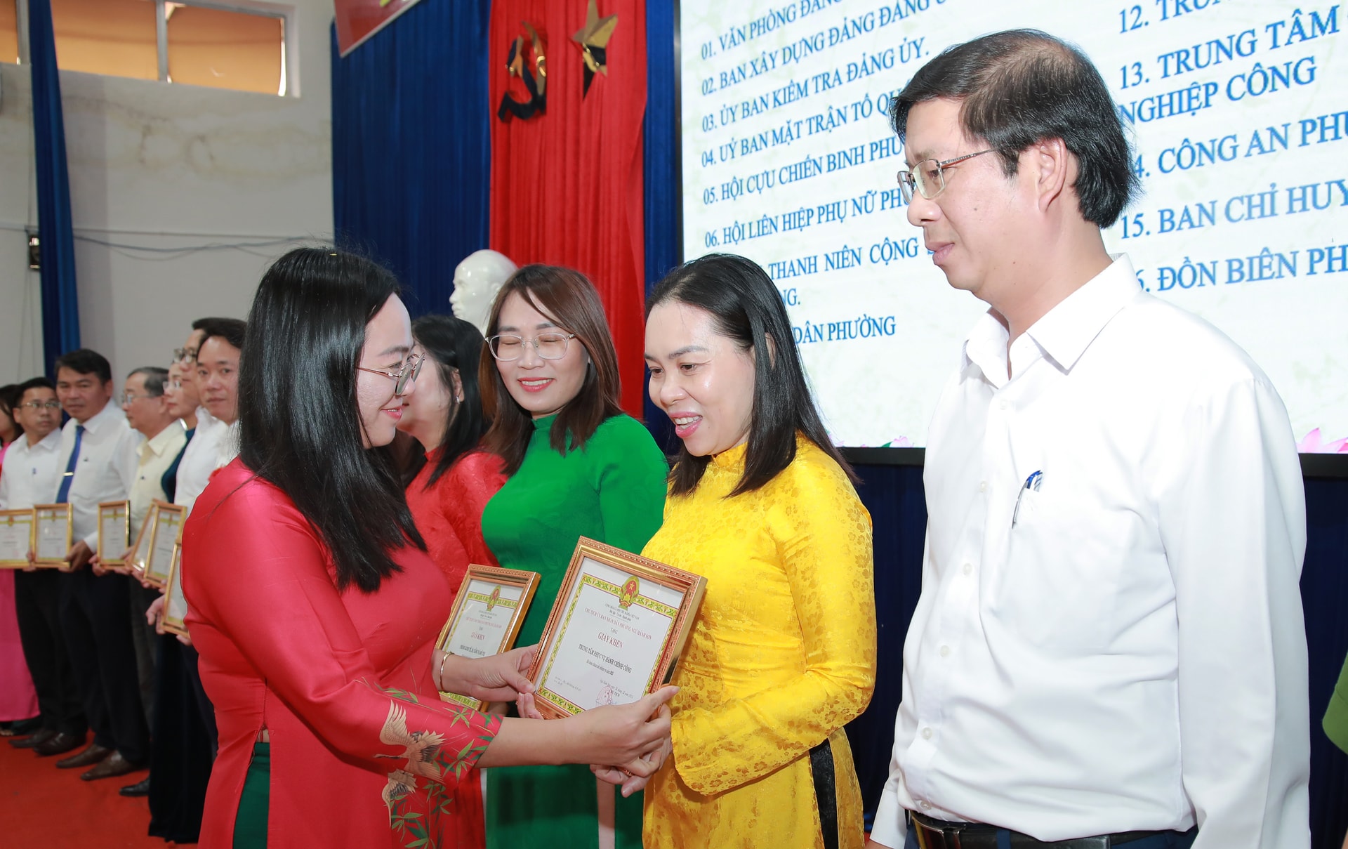 GIAY KHEN NHS