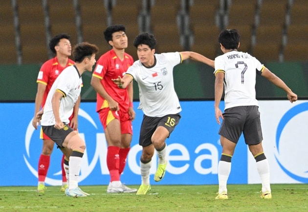Peng Xiao đánh đầu mở tỷ số cho U23 Trung Quốc trong trận gặp U23 Việt Nam