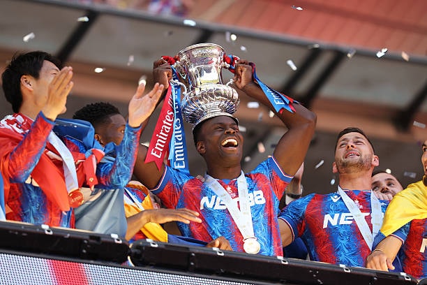 Marc Guehi cùng chức vô địch FA Cup.