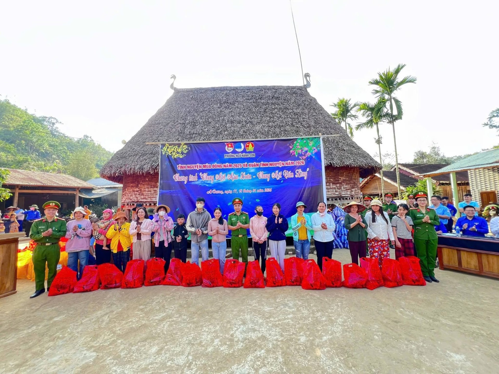 Tuổi trẻ Ngũ Hành Sơn trao quà Tết cho người nghèo tại xã A Vương. Ảnh: V.D