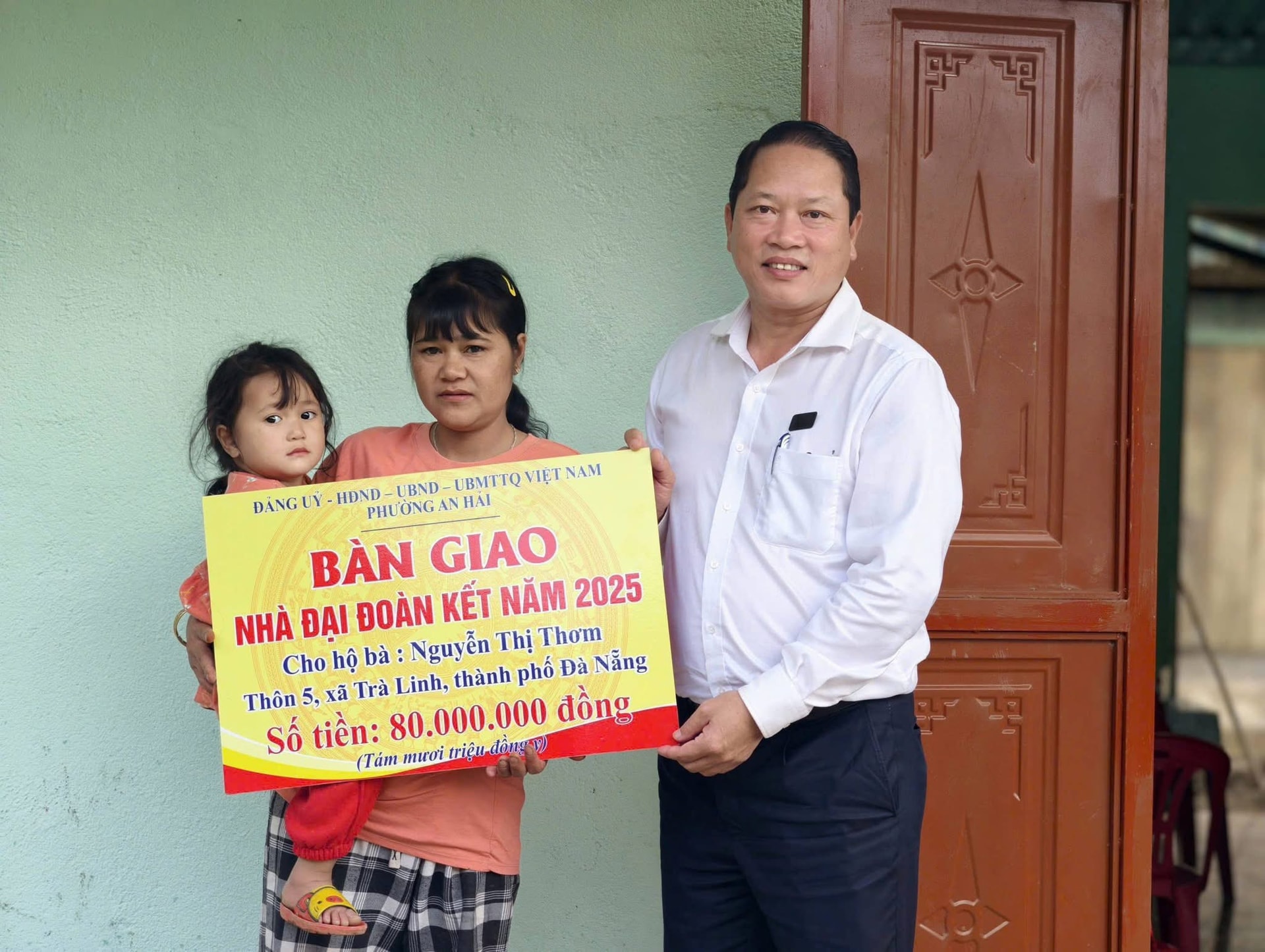 UBND phường An Hải bàn giao nhà cho bà Nguyễn Thị Thơm tại xã Trà Linh. Ảnh: V.D