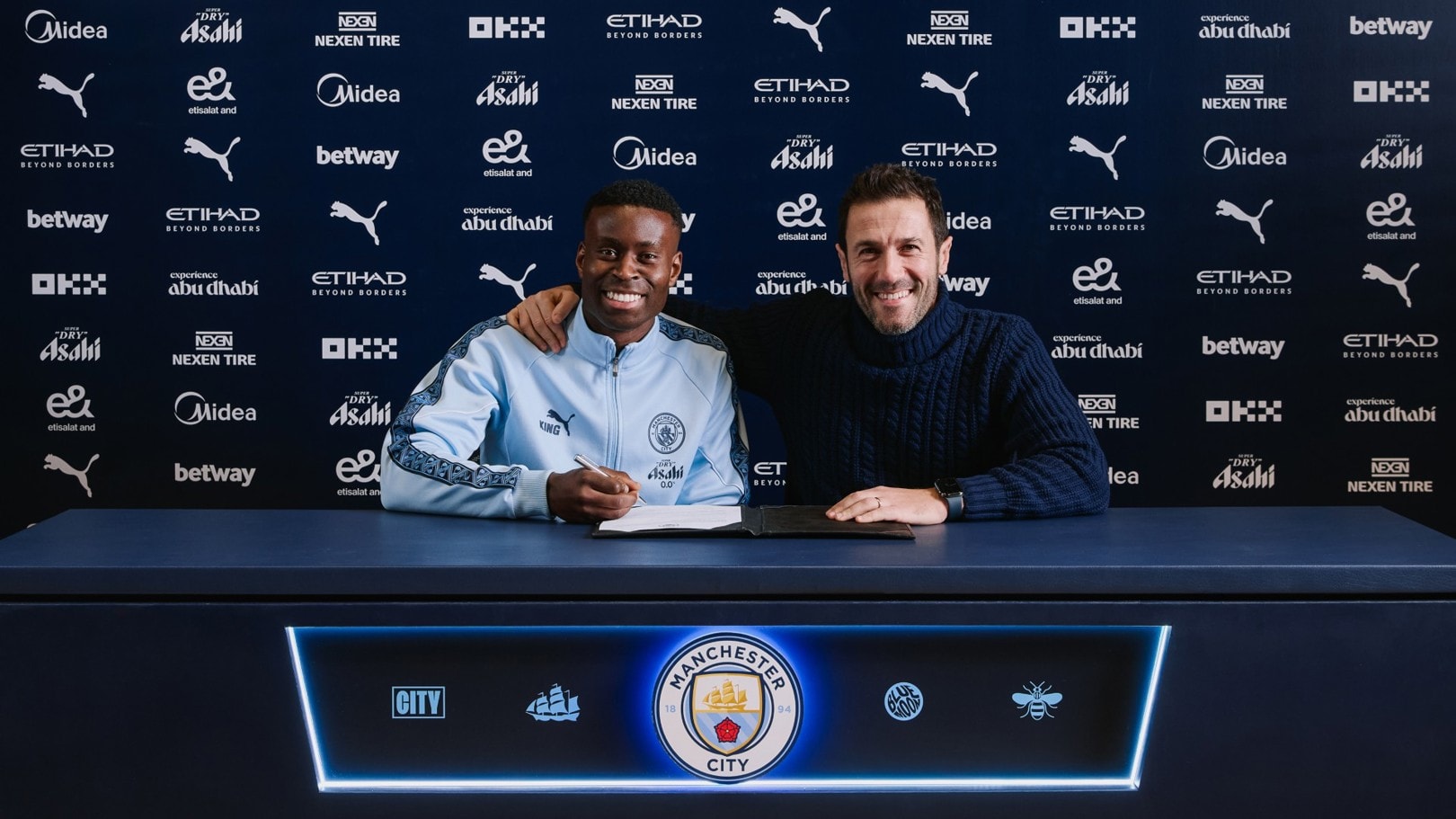 Marc Guehi chính thức gia nhập Man City.