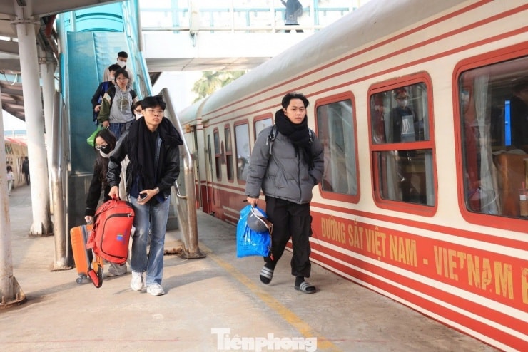 Giá vé tàu Tết năm nay tăng bình quân 5 - 10% so with ngày thường. Ảnh: Lộc Liên.