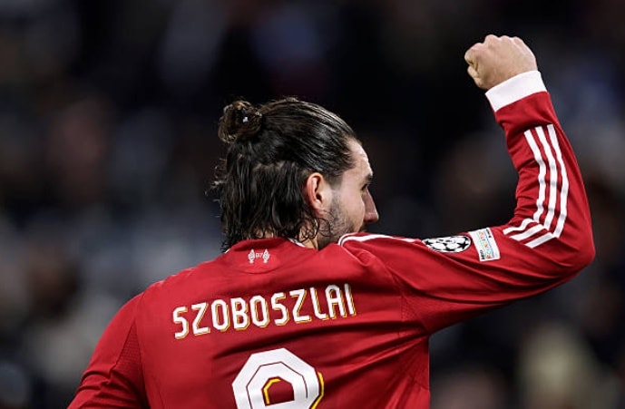 Dominik Szoboszlai thực hiện cú sút phạt chìm tinh quái mở tỷ số cho Liverpool.