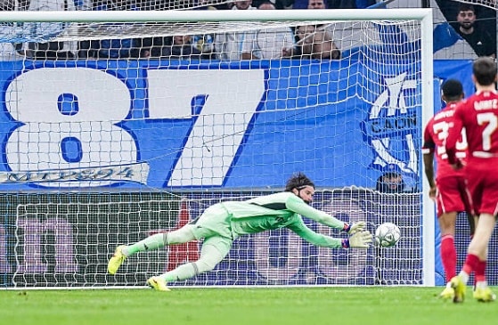 Alisson Becker cứu thua xuất thần trước Marseille