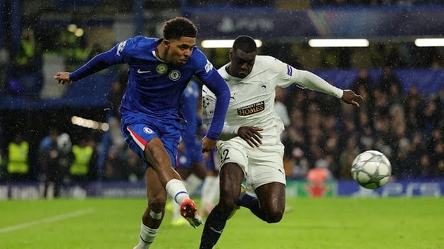 Các cầu thủ Chelsea nỗ lực tìm đường vào khung thành Pafos FC trong thế trận áp đảo.
