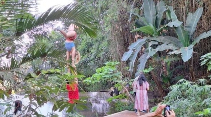 Cặp đôi biểu diễn acro yoga tại một di tích cổ ở Chiang Mai. Ảnh: Thaiger.