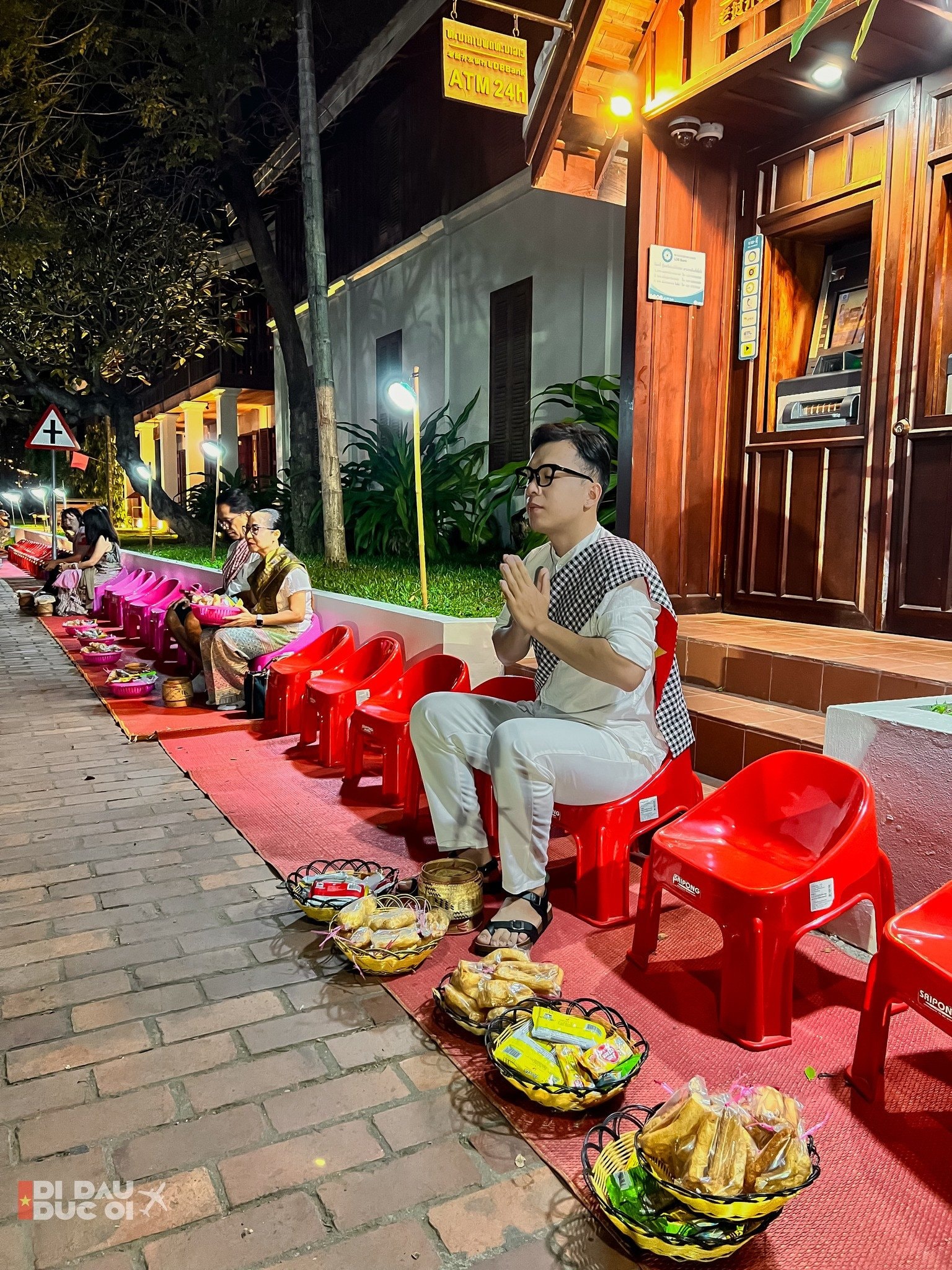 Nghi lễ khất thực Tak Bat tại Luang Prabang