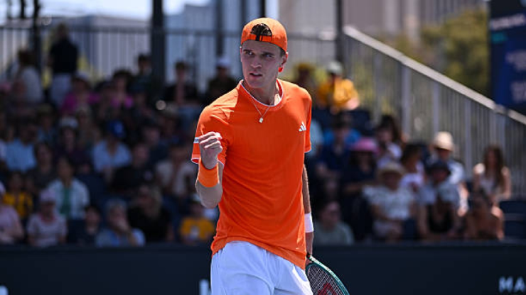 Jakub Mensik trong trận đấu kịch tính 5 set tại Australian Open