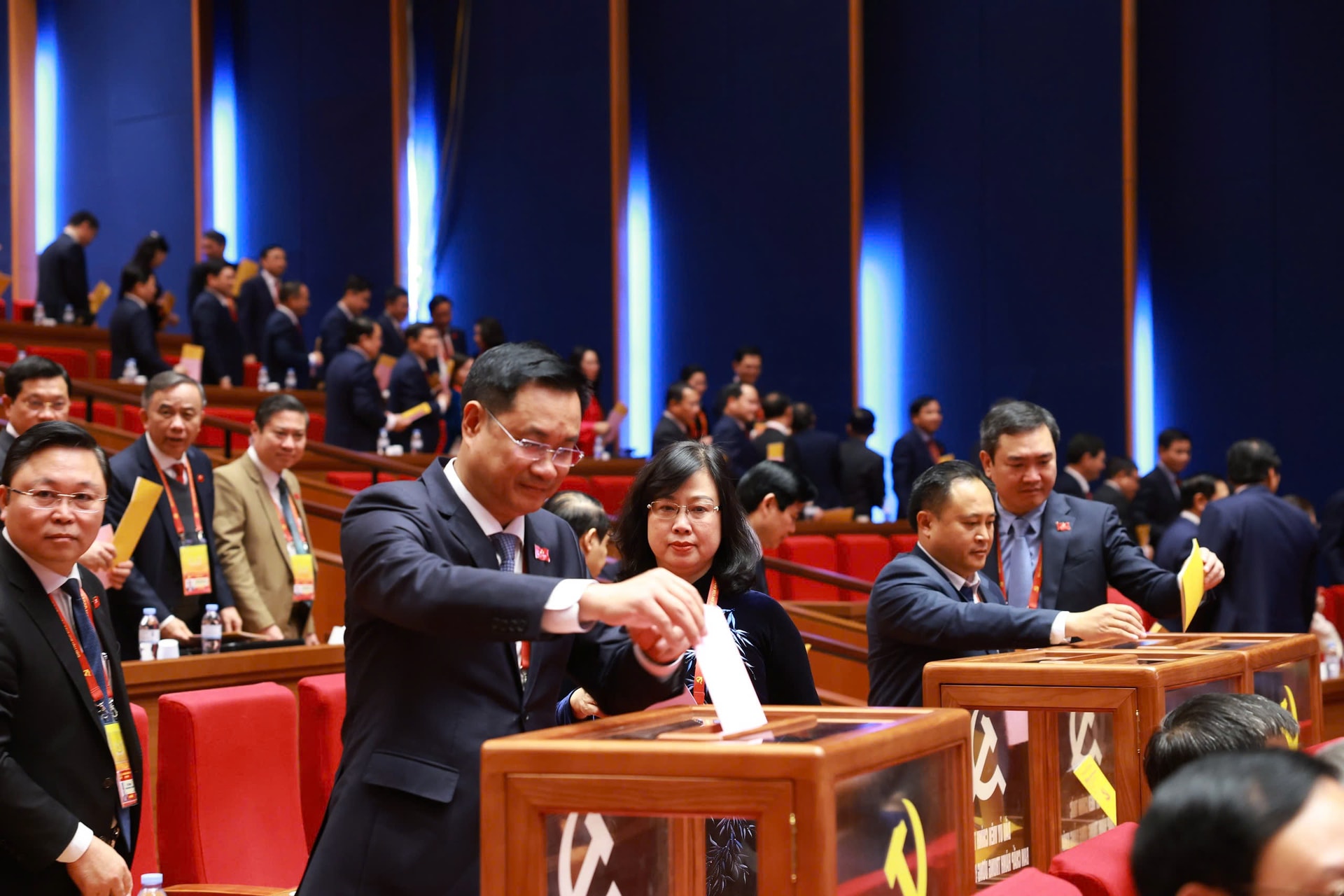 Đoàn đại biểu Đảng bộ thành phố Đà Nẵng bỏ phiếu bầu Ban Chấp hành Trung ương Đảng khóa XIV. Ảnh: P.V