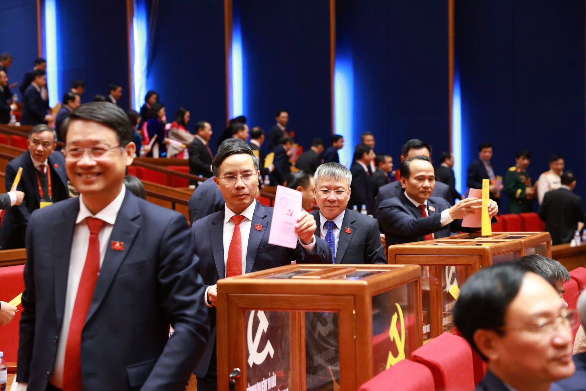 Đoàn đại biểu Đảng bộ thành phố Đà Nẵng bỏ phiếu bầu Ban Chấp hành Trung ương Đảng khóa XIV. Ảnh: P.V
