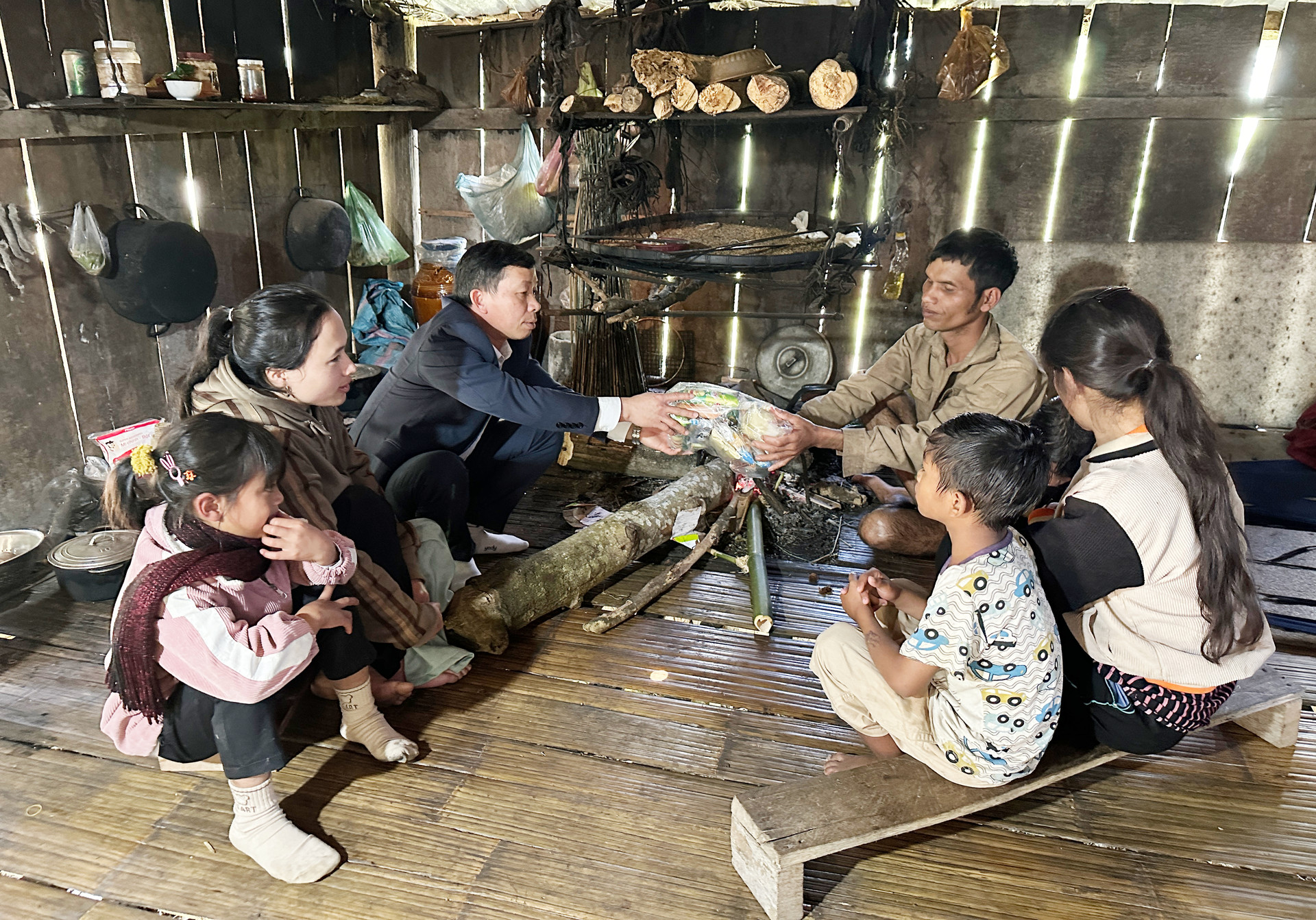 نمایندگان هیئت مدیره مدرسه ابتدایی شبانه روزی قومی نگوک لین از خانواده‌های دانش‌آموزانی که با شرایط سختی روبرو هستند، بازدید و هدایایی به آنها اهدا کردند.