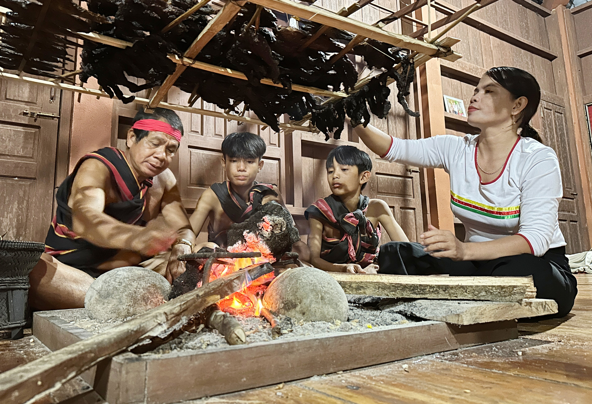 زیر سقف خانه‌های مردم کا دونگ در ارتفاعات، گوشت دودی کاملاً برای سال نو قمری آماده می‌شود.
