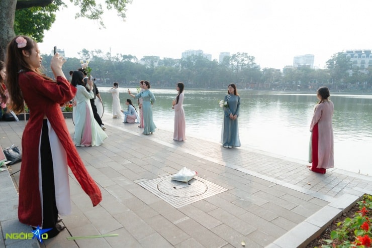 Khu vực tượng đài Lý Thái Tổ đông đúc người chụp ảnh
