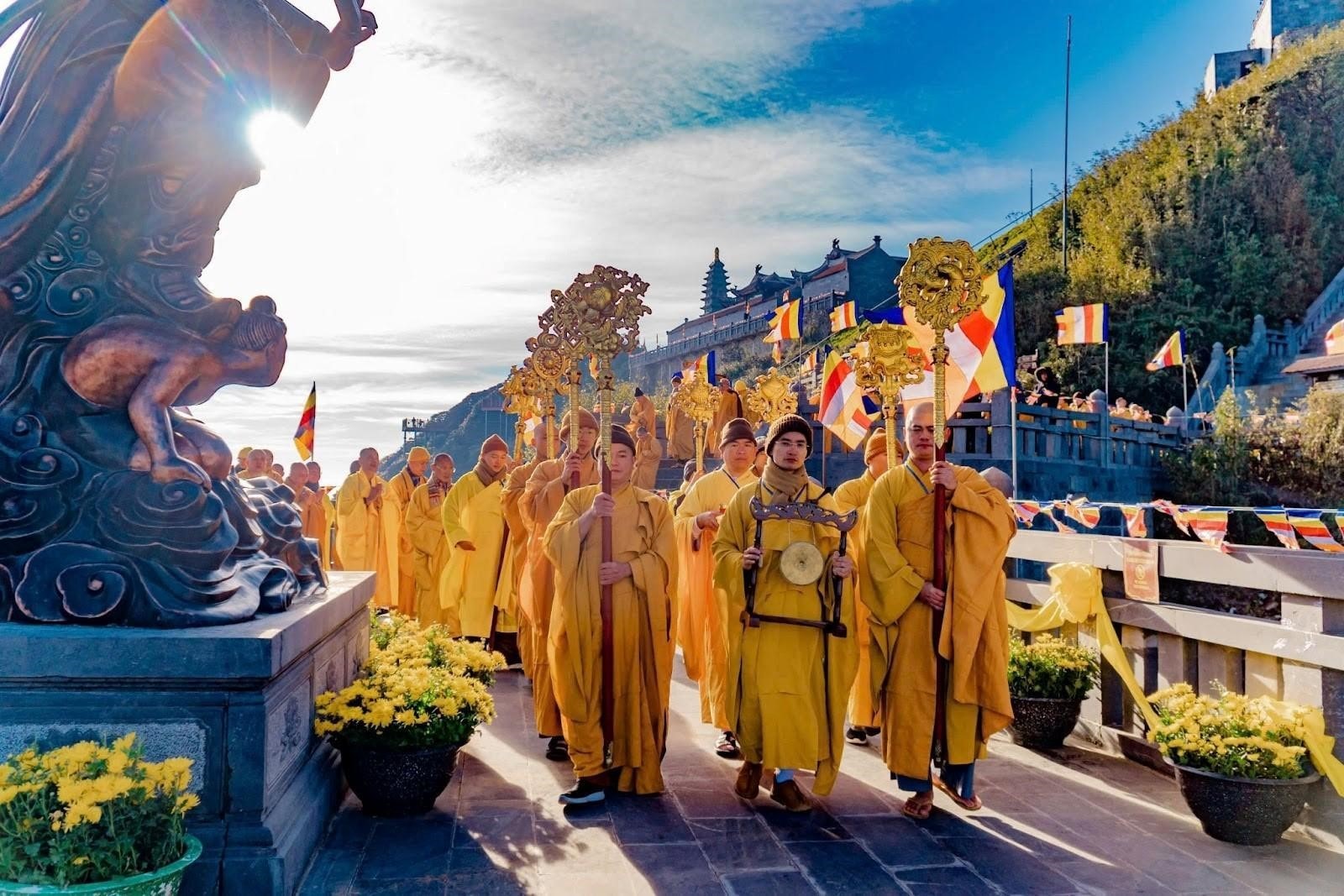 Hàng nghìn tăng ni sư, phật tử, du khách thực hiện nghi thức rước trong Lễ Mở Cổng Trời tại Fansipan